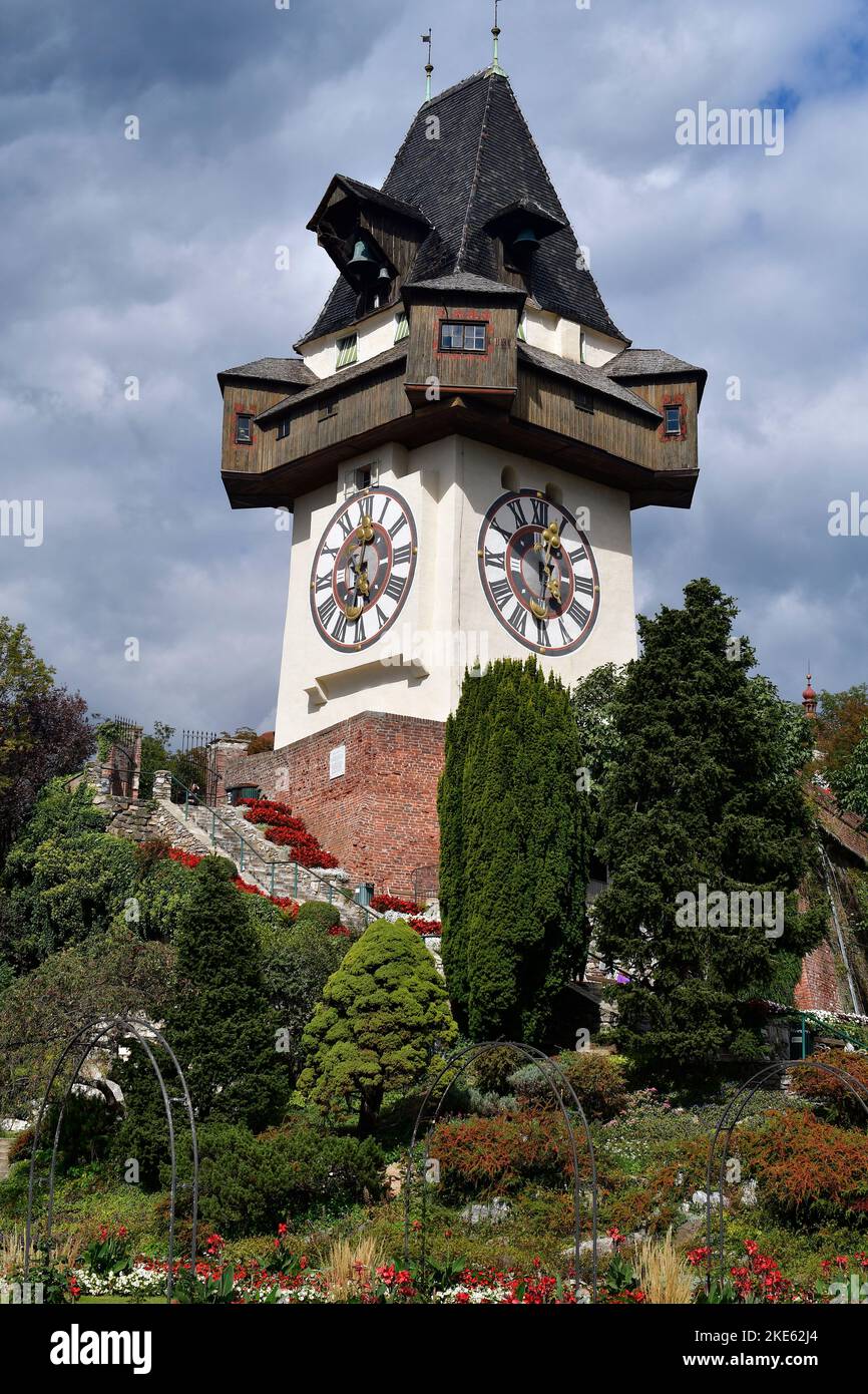 Austria, ciudad de Graz, declarada Patrimonio de la Humanidad por la UNESCO, capital de Estiria, la histórica Torre del Reloj en la colina de Schlossberg Foto de stock