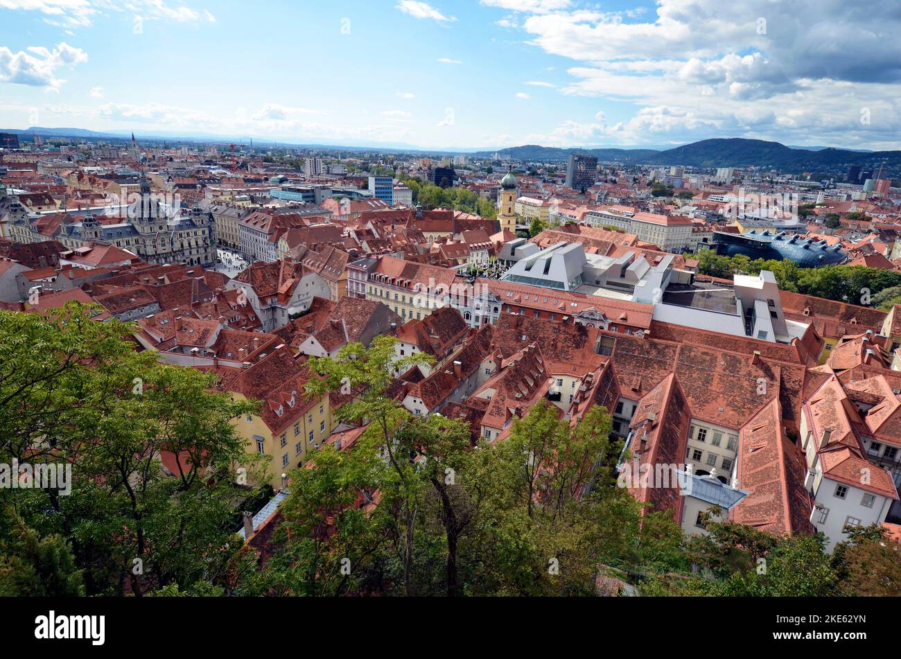 Austria, vista aérea de la ciudad de Graz, declarada Patrimonio de la Humanidad por la UNESCO, capital de Estiria con Kunsthaus, un edificio de exposiciones y nueva arquitectura Foto de stock