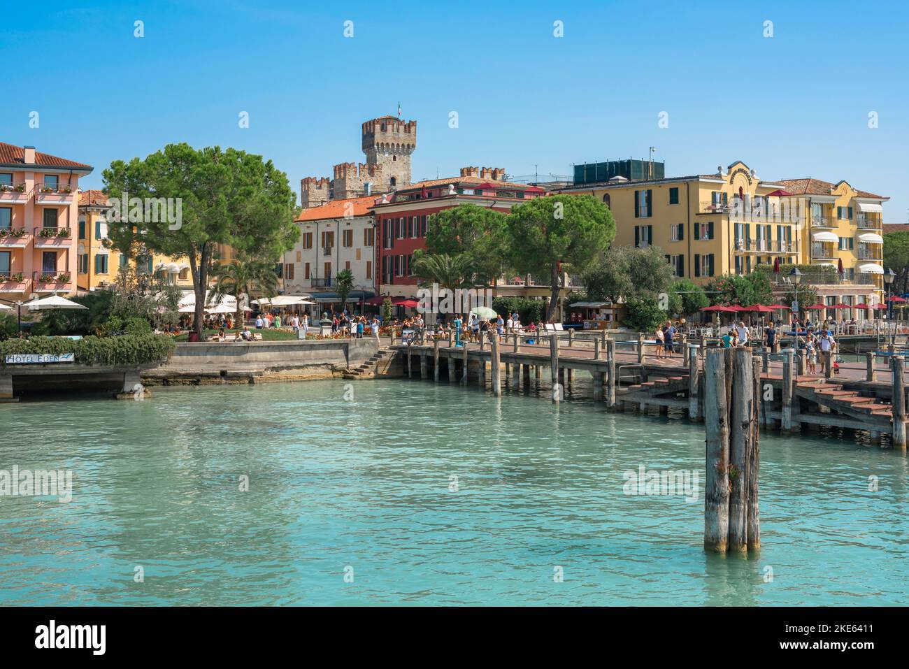 Sirmione ciudad, vista en verano del muelle del ferry en la pintoresca ciudad a orillas del lago de Sirmione, Lago Garda, Lombardía, Italia Foto de stock