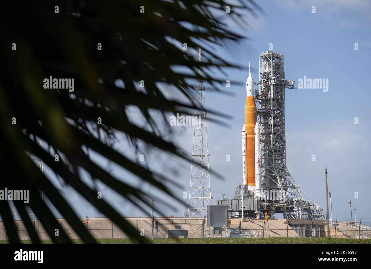 Centro Espacial Kennedy, Estados Unidos de América. 08 de noviembre de 2022. El cohete del Sistema de Lanzamiento Espacial Artemis I de la NASA con la nave espacial Orion se preparó en el Complejo de Lanzamiento 39B sobre un lanzador móvil mientras continuaban los preparativos, en el Centro Espacial Kennedy, el 8 de noviembre de 2022, en Cabo Cañaveral, Florida. Después de varios intentos fallidos, se espera que la prueba de vuelo sin tripulación se realice el 14th de noviembre. Crédito: Joel Kowsky/NASA/Alamy Live News Foto de stock