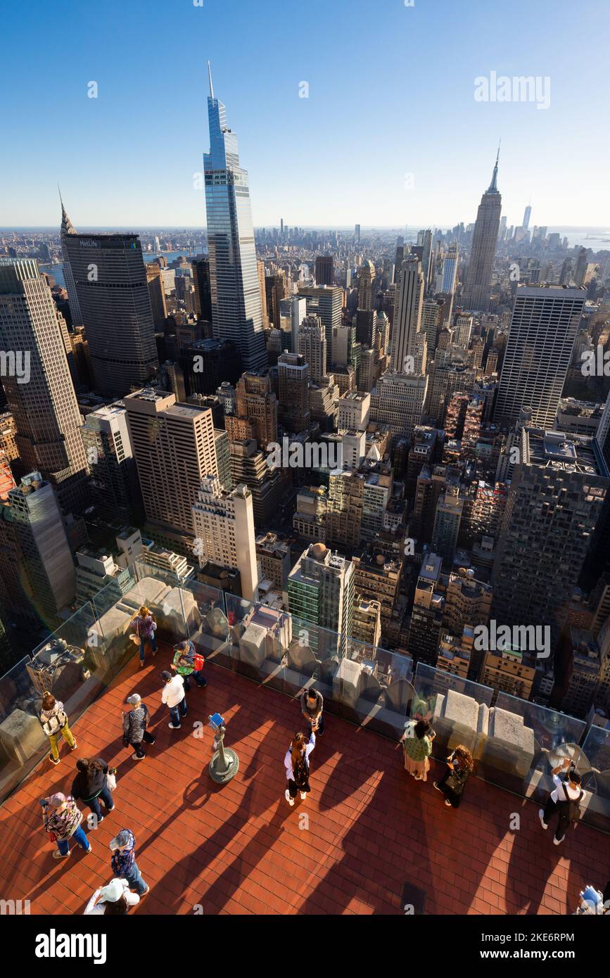 Vista de la ciudad de Nueva York de los rascacielos de Manhattan (un edificio Vanderbilt y Empire State) desde la plataforma de observación Top of the Rock Foto de stock
