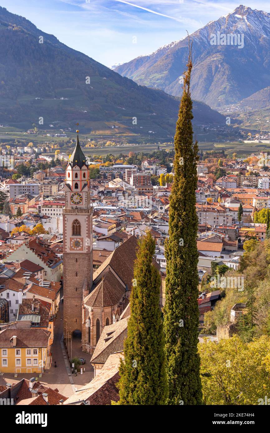 Vista sobre el paisaje urbano con la Catedral de Saint Nikolaus de Merano, tirol del Sur, Italia visto desde la famosa ruta de senderismo Tappeinerweg Foto de stock