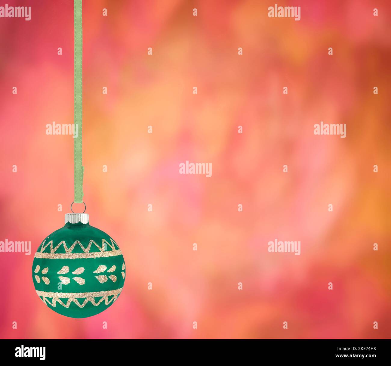 Fondo horizontal de Navidad con bolas de Navidad de color verde colgante y espacio de copia. Foto de stock