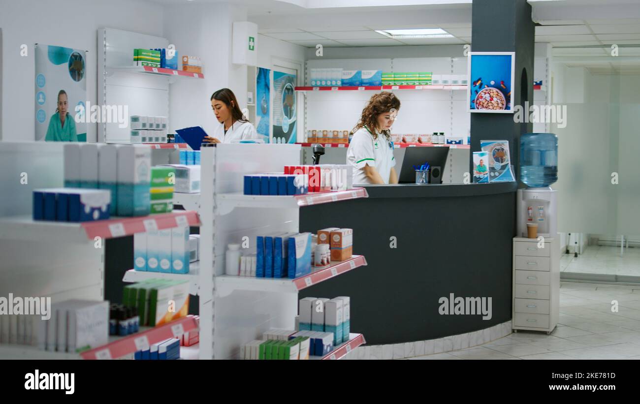 Equipo diverso de farmacéuticos que trabajan en el contador de la