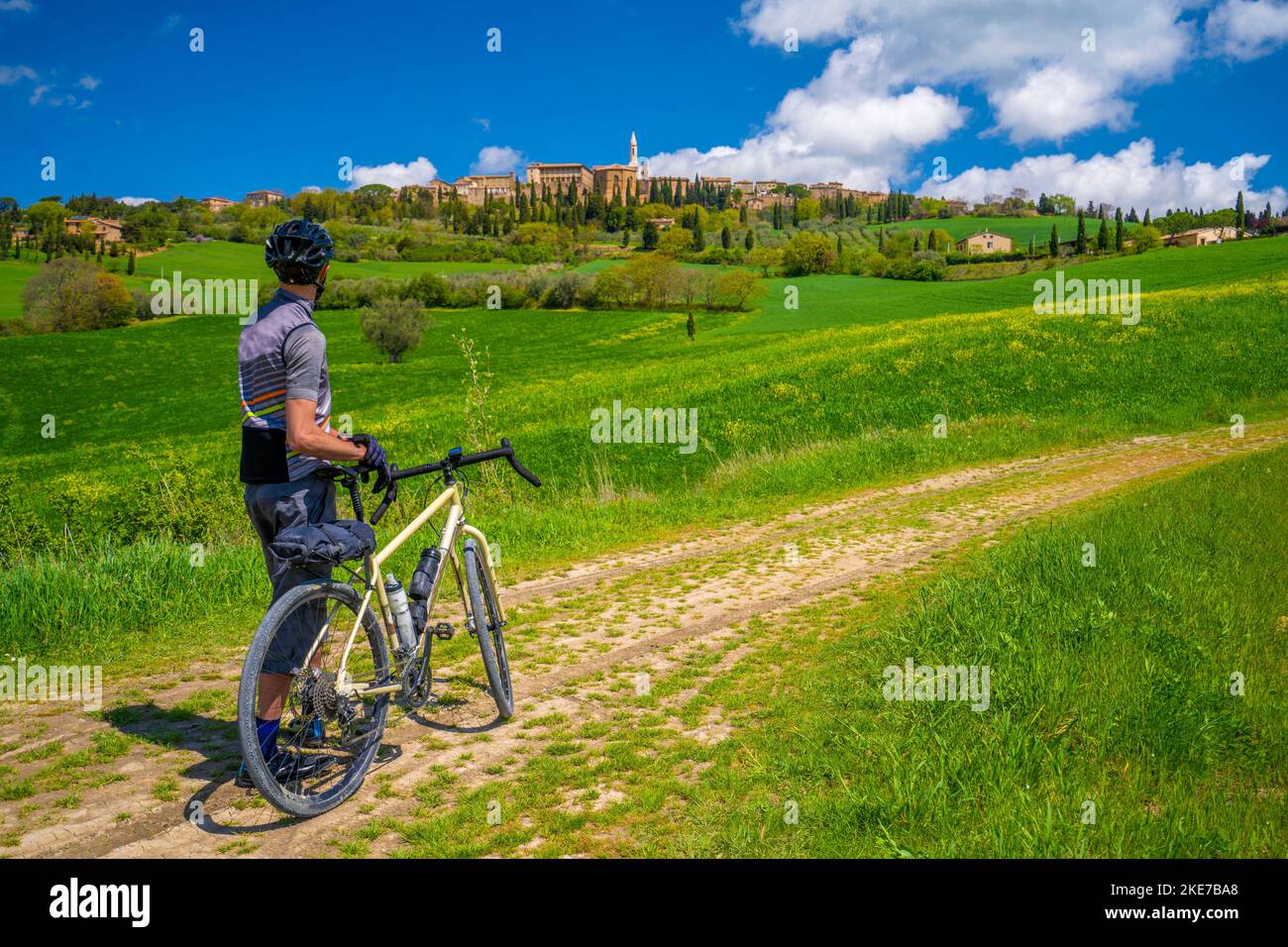 Ciclista en el camino hacia Pienza en el Valle de Orcia. Pienza, Provincia de Siena, Italia Foto de stock