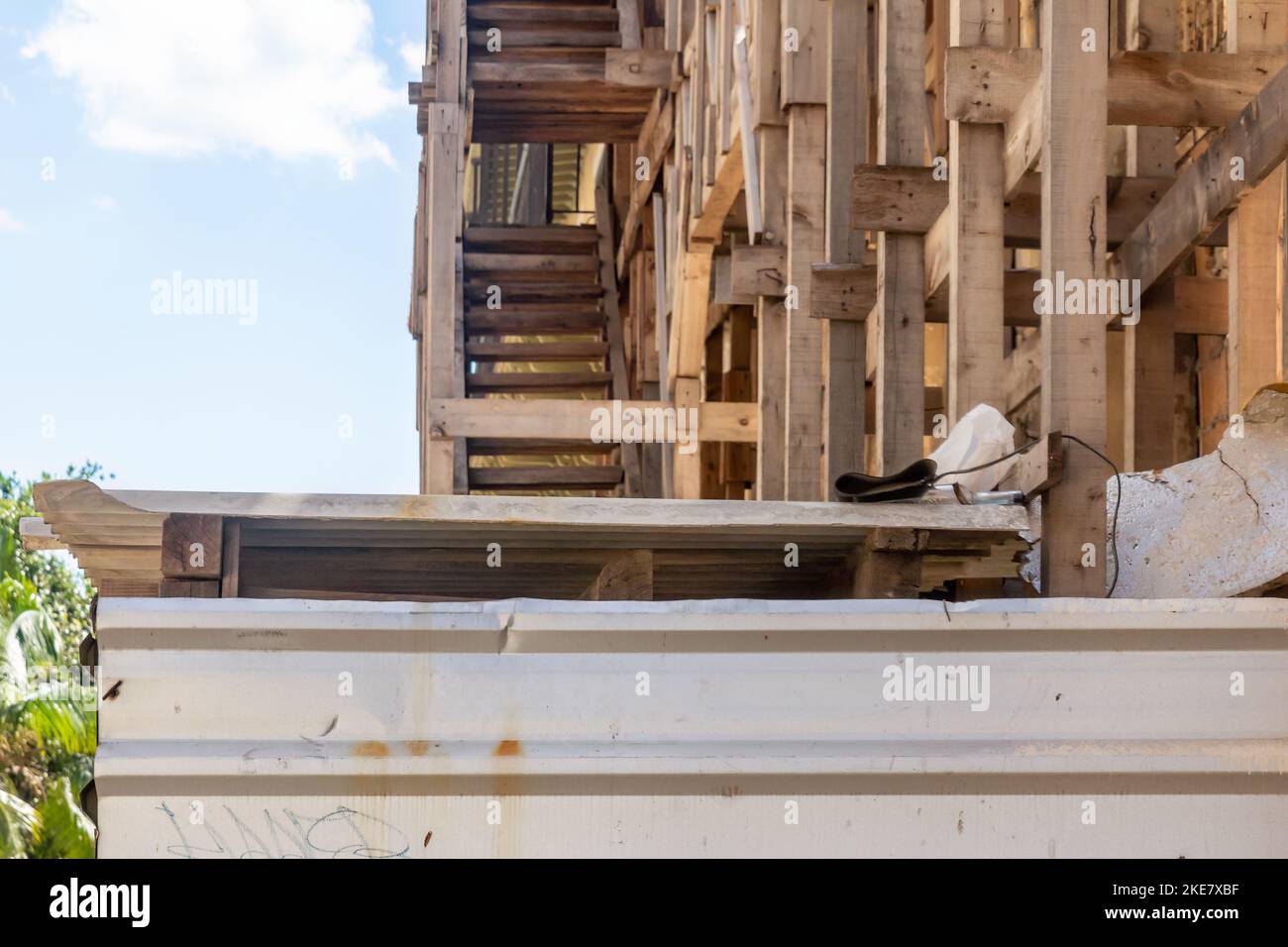 Estructuras de madera complejas o vigas de soporte en un edificio colapsado. Muchos inmuebles de la ciudad están en malas condiciones estructurales. Foto de stock