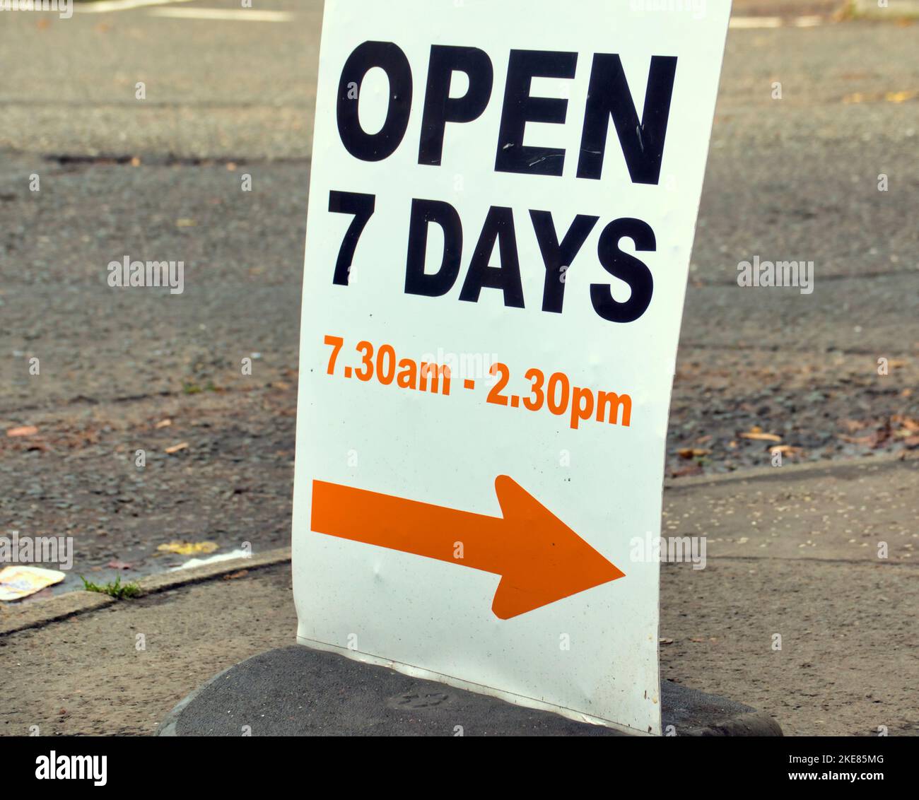 cartel de tienda abierta los 7 días Foto de stock