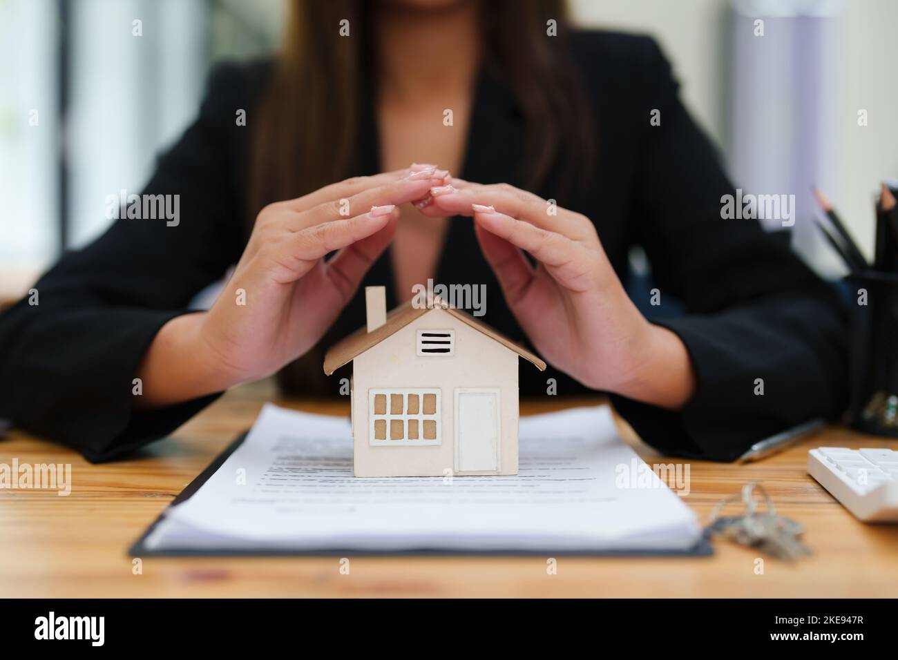 Agente, compra y venta de tierras, impuesto a la propiedad, muestran el