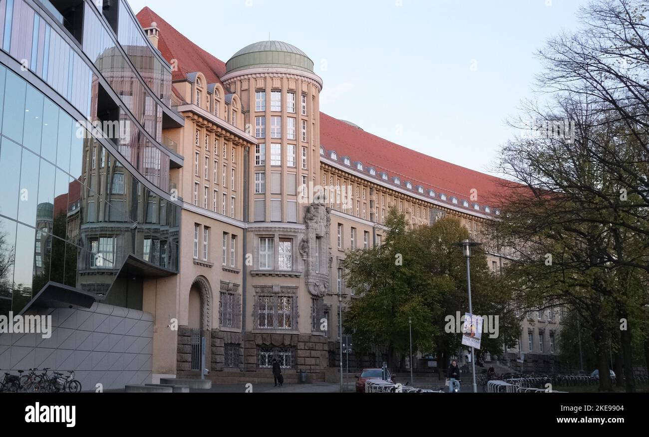 Leipzig, Alemania. 10th de Nov de 2022. La Biblioteca Nacional Alemana. Ni la crisis energética, ni la pandemia de Corona, ni la escasez de papel han puesto en peligro el funcionamiento de la Biblioteca Nacional Alemana. Ahora los cambios están en el horizonte en la sede de Leipzig. (A dpa 'El cambio está en el horizonte en la biblioteca más grande de Alemania') Crédito: Sebastian Willnow/dpa/Alamy Live News Foto de stock