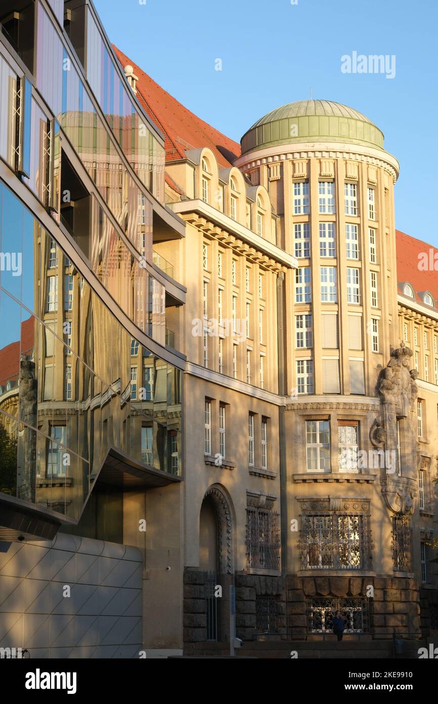 Leipzig, Alemania. 10th de Nov de 2022. La Biblioteca Nacional Alemana. Ni la crisis energética, ni la pandemia de Corona, ni la escasez de papel han puesto en peligro el funcionamiento de la Biblioteca Nacional Alemana. Ahora los cambios están en el horizonte en la sede de Leipzig. (A dpa 'El cambio está en el horizonte en la biblioteca más grande de Alemania') Crédito: Sebastian Willnow/dpa/Alamy Live News Foto de stock