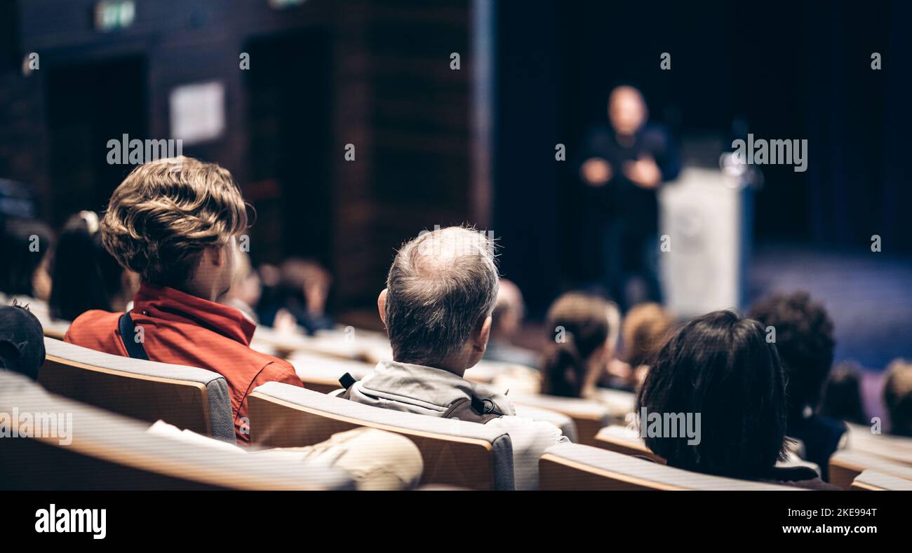 Orador dando una charla en la sala de conferencias en un evento de negocios. Vista trasera de personas irreconocibles en la sala de conferencias. Concepto de empresa y espíritu empresarial Foto de stock