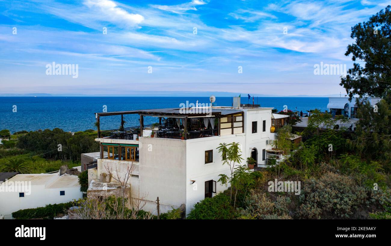 El restaurante Ingrid, Stonnish vista sobre la isla y la costa, Stromboli, Islas Eolias, (Islas Eolias), el sur de Italia, Europa, Sicilia Foto de stock