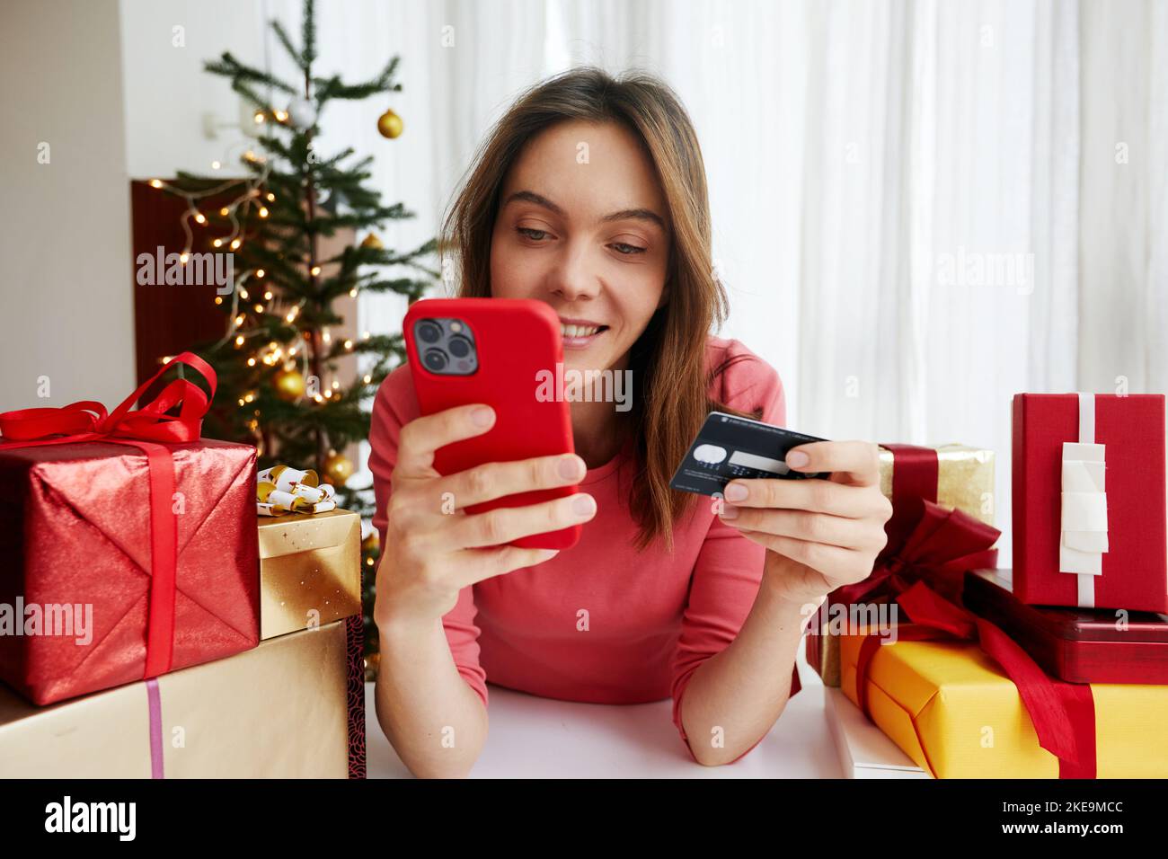 Mujer haciendo el pago en línea antes de la celebración de Navidad Foto de stock
