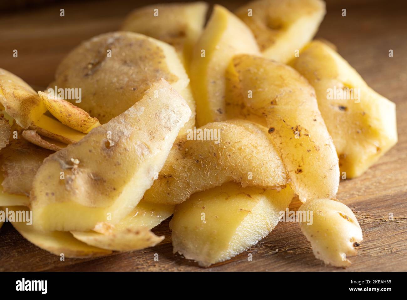 Pila de patatas peladas o piel sobre fondo de madera - vista de primer plano Foto de stock