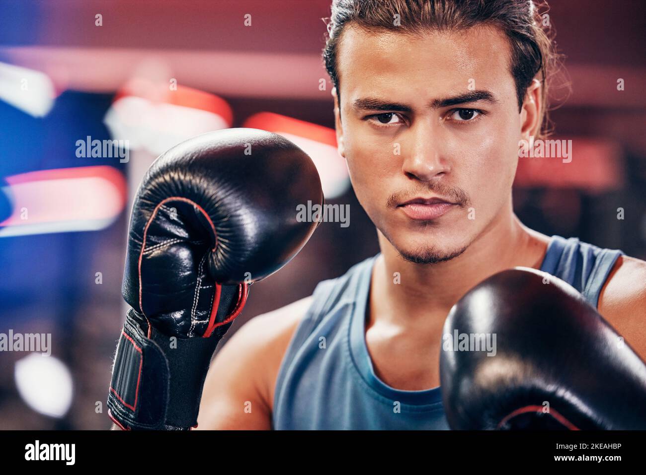 Fotomural Retrato de hombre joven con el casco y los guantes de boxeo 