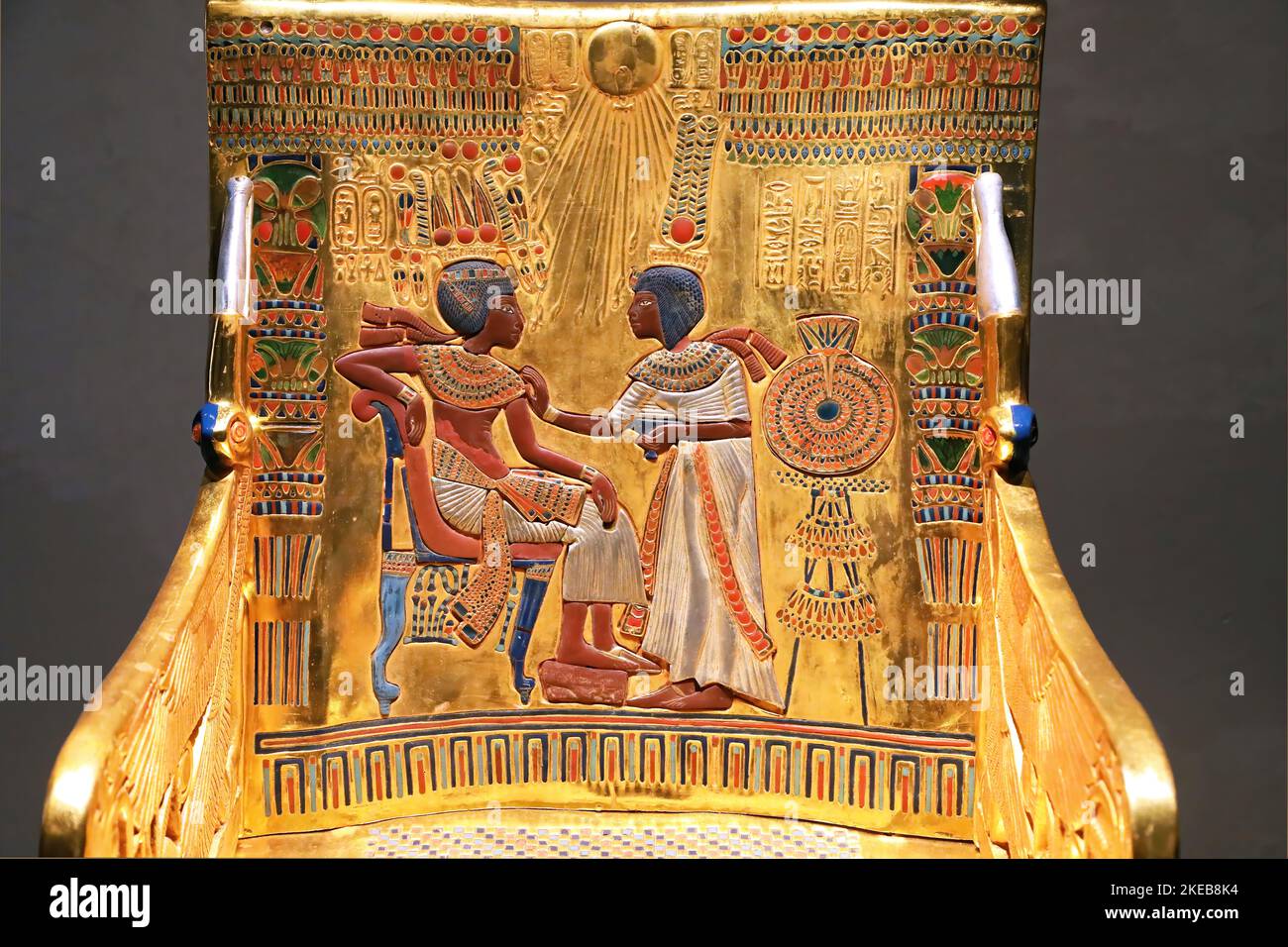 Copia de la increíble espalda del trono que se encuentra en la tumba de Tutankhamon Foto de stock