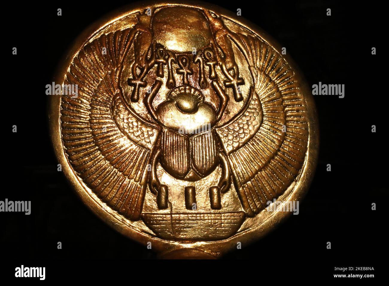 Disco de amuleto dorado con escarabajo alado de la tumba de Tutankhamon Foto de stock