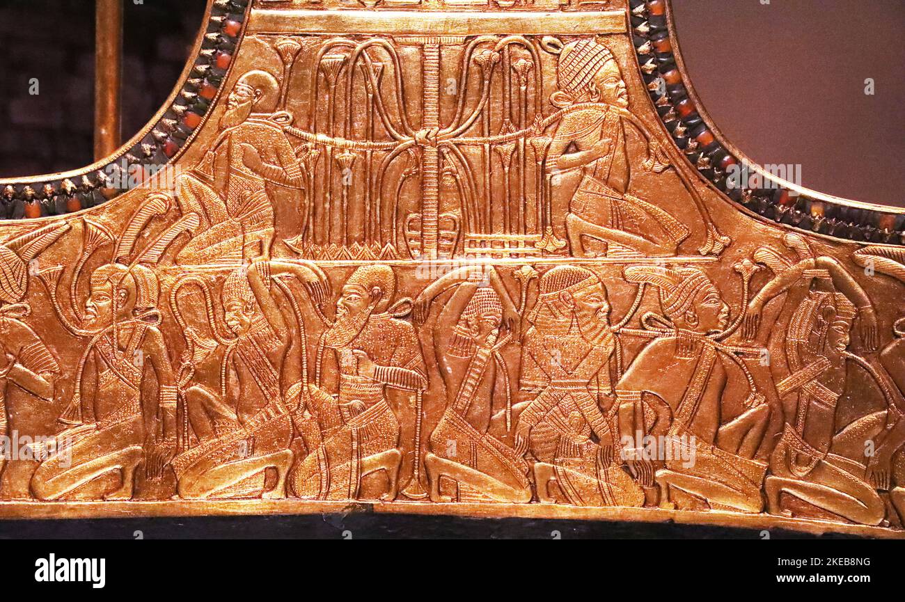 Bajorrelieve dorado con los enemigos derrotados del rey de la tumba de Tutankhamon Foto de stock