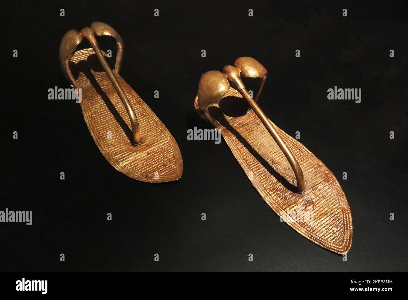 Sandalias doradas de la tumba de Tutankhamon Foto de stock