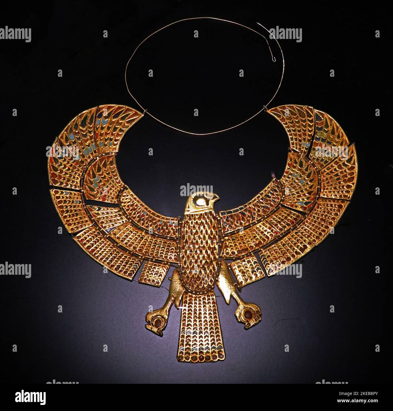 Gran colgante de halcón de la tumba de Tutankhamon Foto de stock