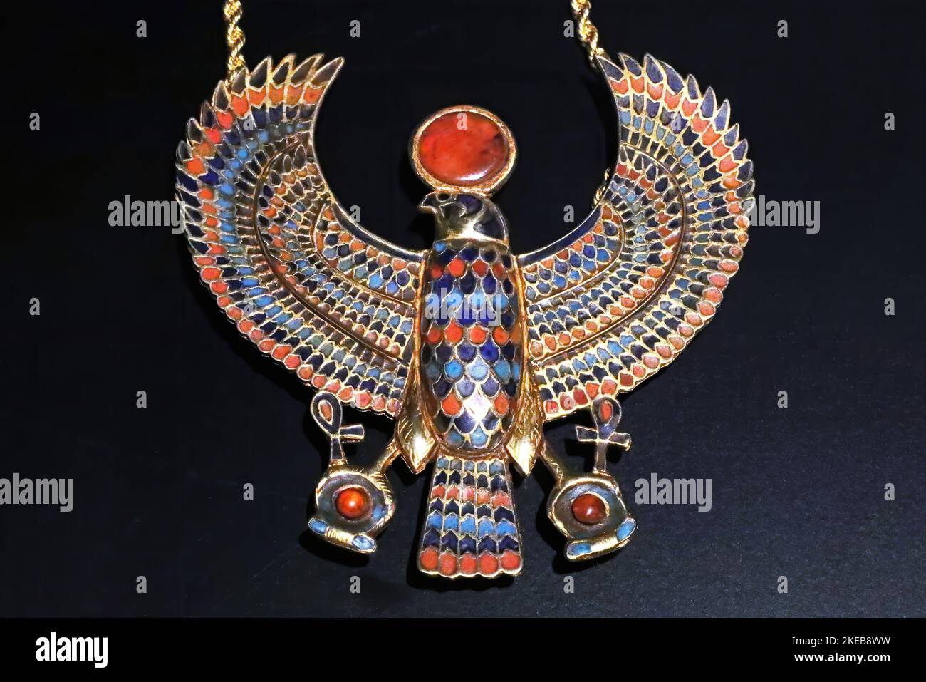 Collar con colgante de halcón de la tumba de Tutankhamon Foto de stock