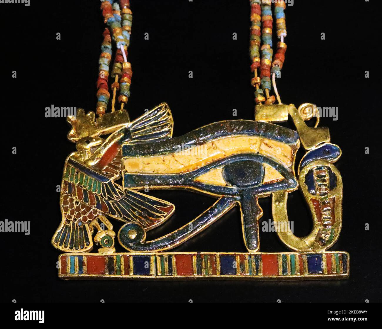 Collar con colgante en forma de ojo de Udjat de la tumba de Tutankhamon Foto de stock