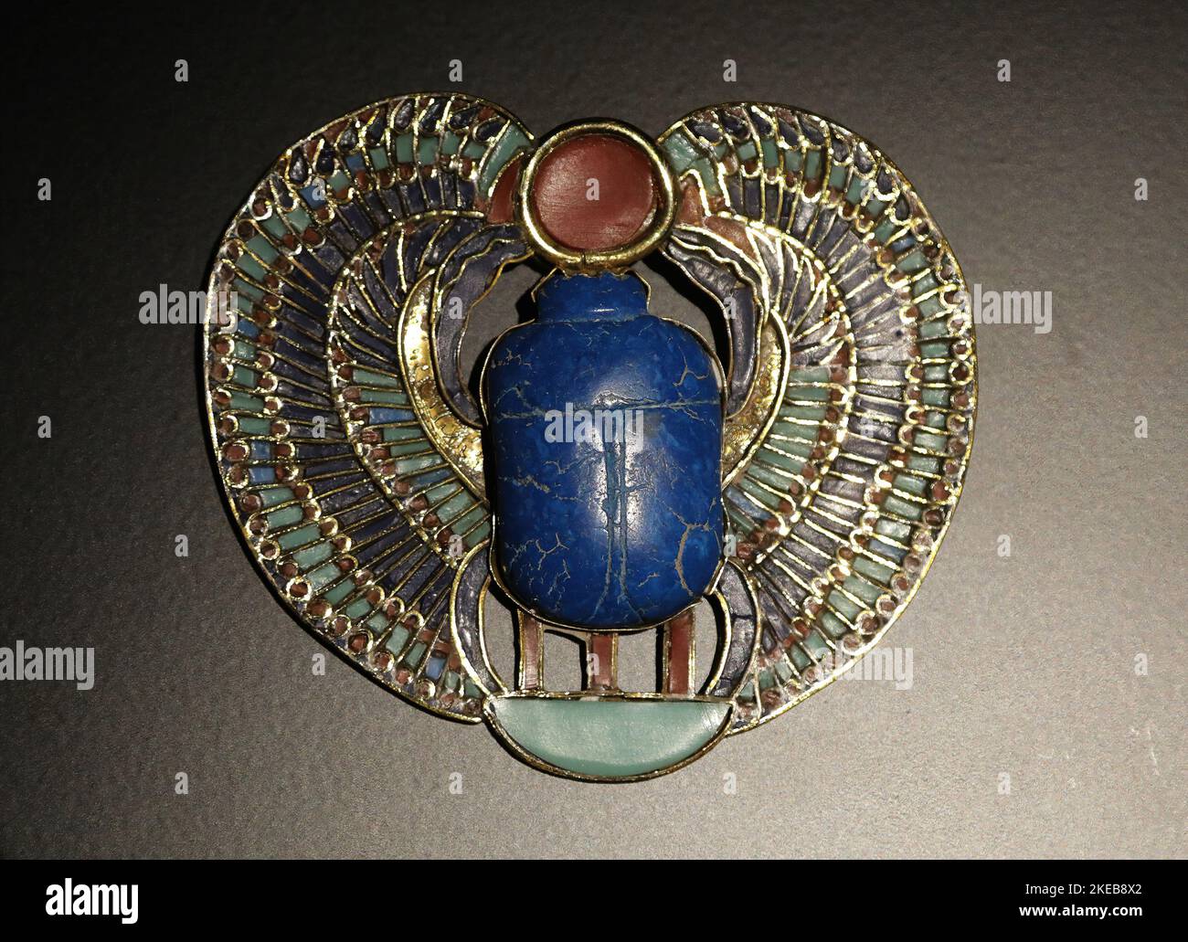 Pectoral con escarabajo solar de la tumba de Tutankhamon Foto de stock