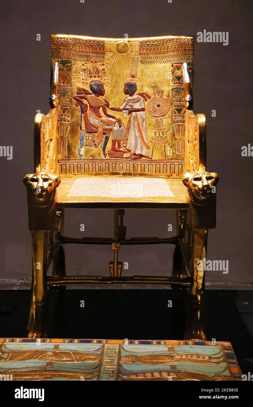 El trono dorado de la tumba de Tutankhamon Foto de stock