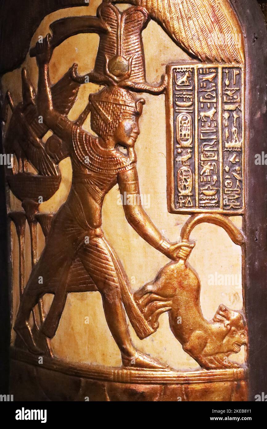 El rey está listo para atacar dos leones, de la tumba de Tutankhamon Foto de stock