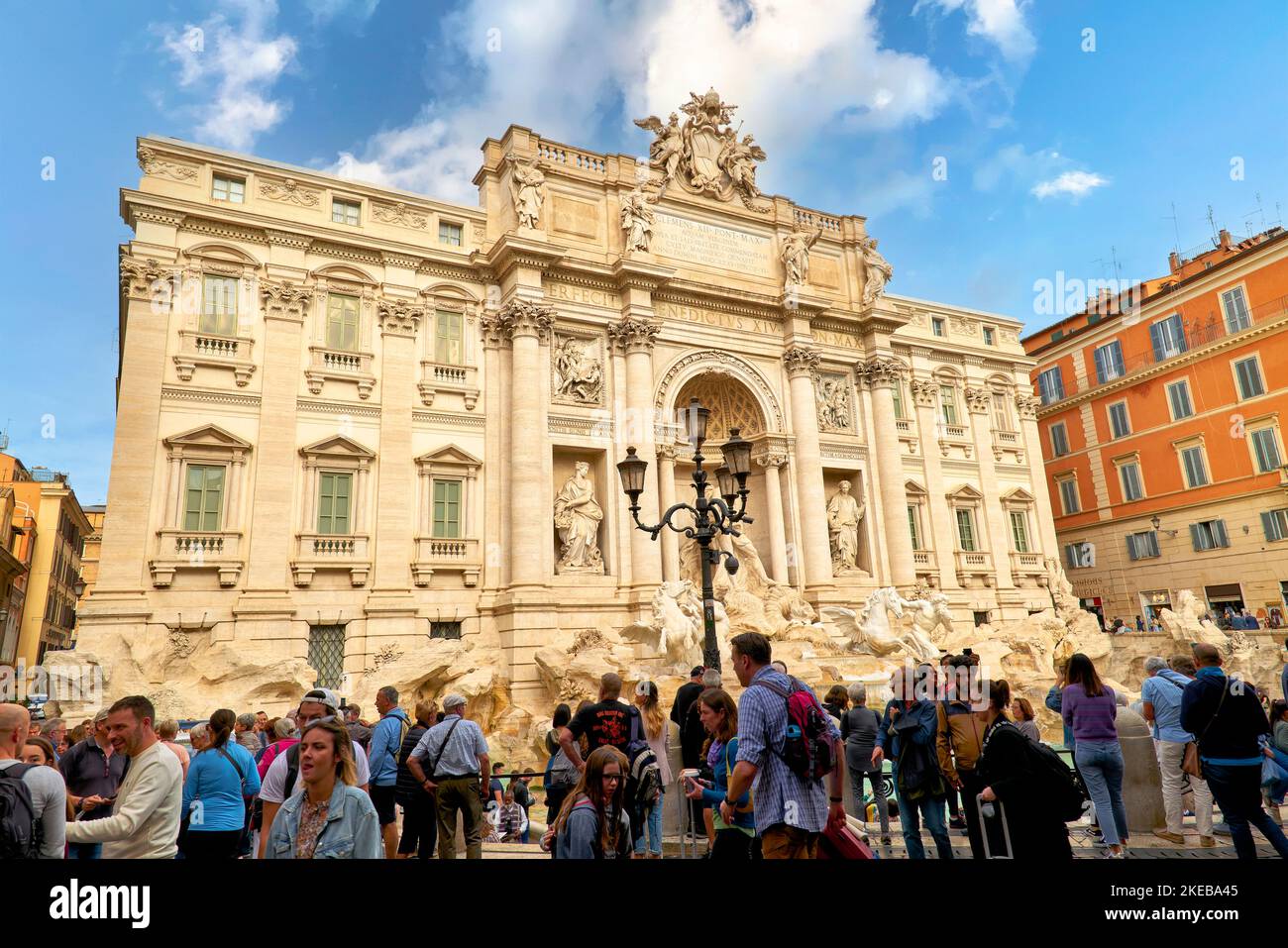 Roma Lazio Italia. Multitud de turistas en la Fontana de Trevi Foto de stock