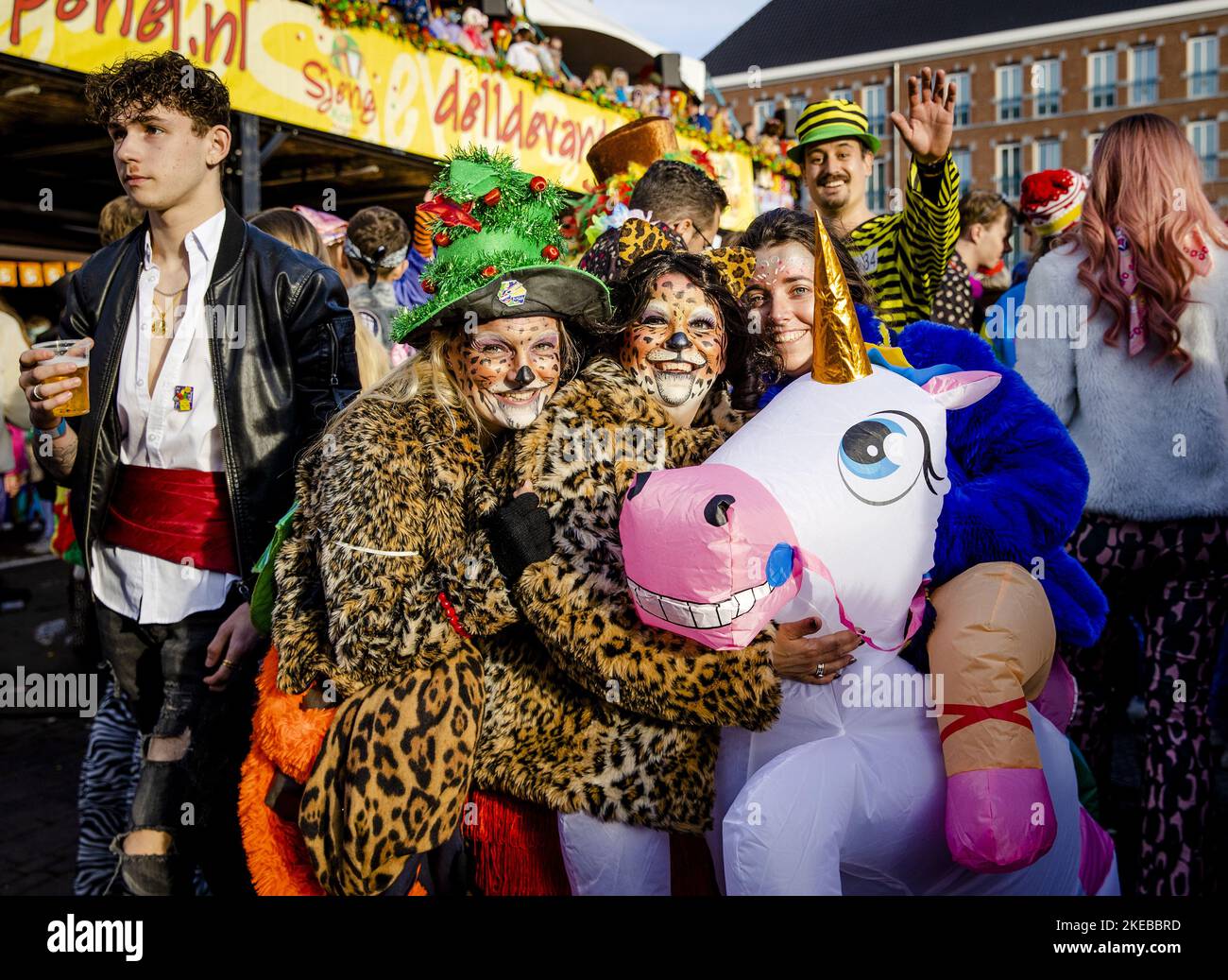 2022-11-11 14:51:15 ROERMOND - juerguistas durante la apertura de la temporada de carnaval de Limburgo. El inicio de la 'temporada de los vastelaoves' en Limburgo comenzará este año por primera vez en Roermond y ya se han vendido las 15.500 entradas para el 11th de los 11th. ANP SEM VAN DER WAL netherlands Out - belgium Out Foto de stock