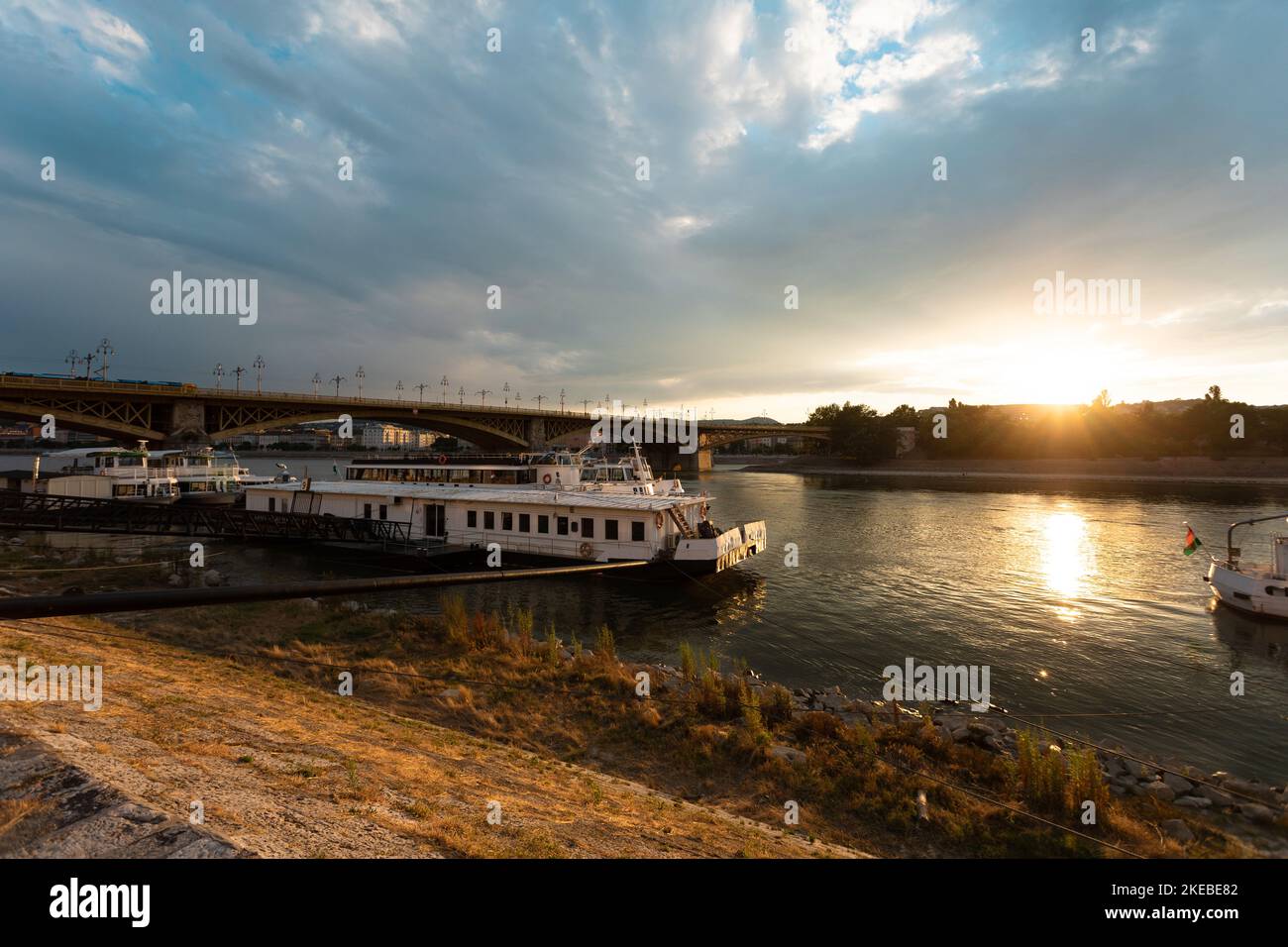 Vista panorámica de Budapest desde el río al atardecer Foto de stock