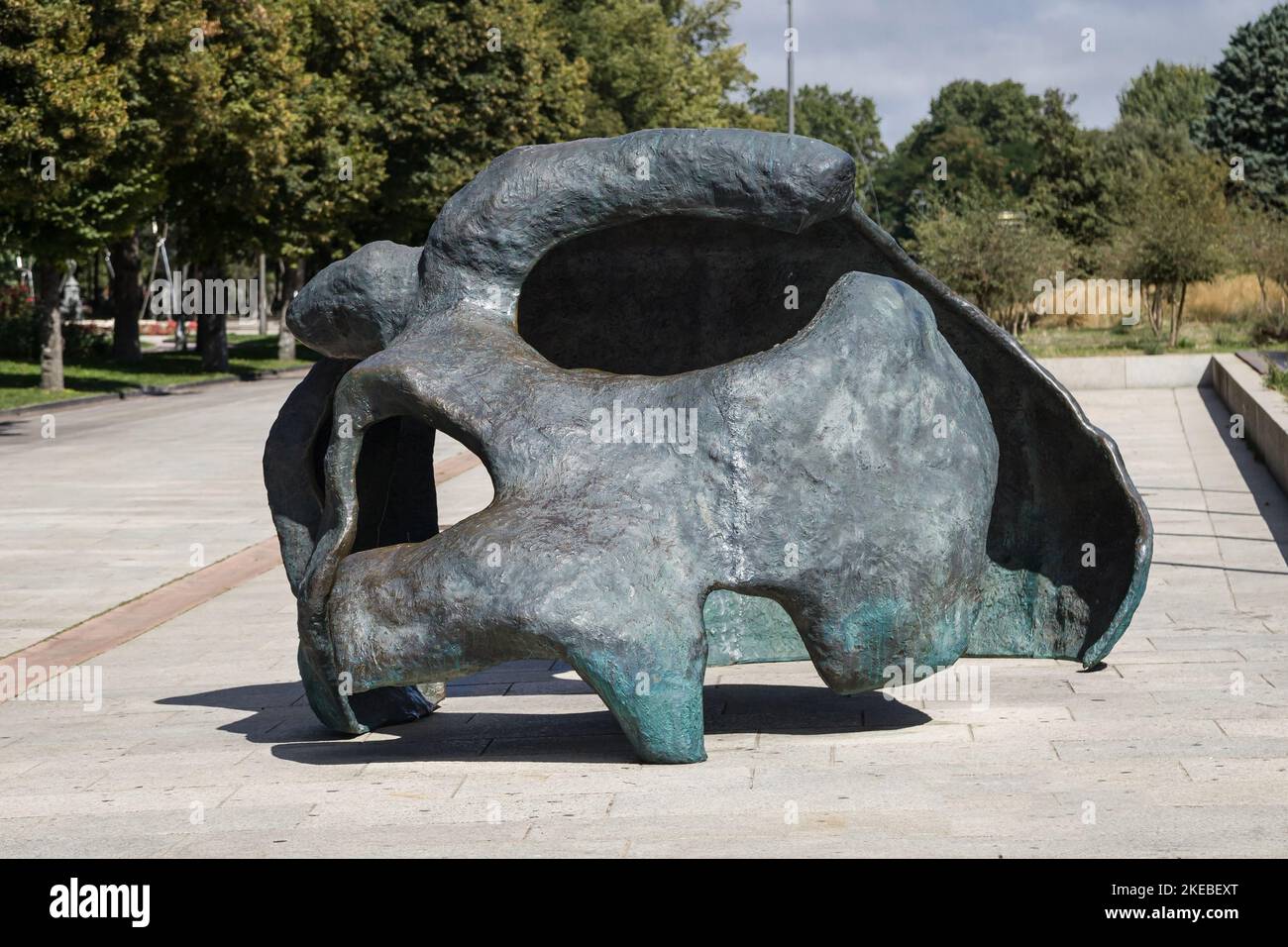 Burgos, España - 28 de agosto de 2020: Escultura del Cráneo de Miguelón frente al Museo de la Evolución Humana de Burgos, España. Foto de stock