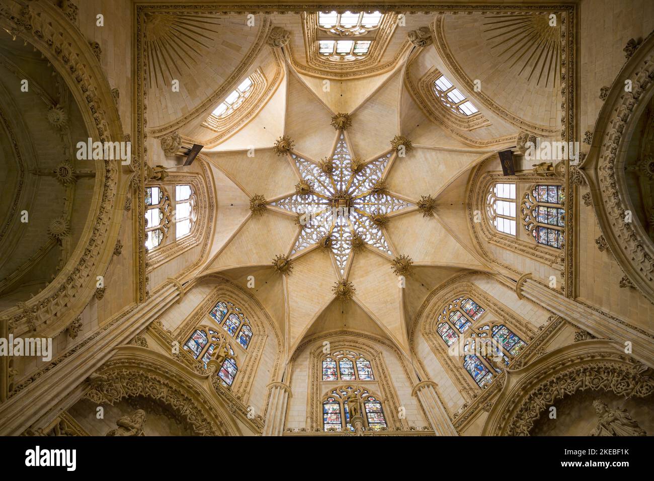 Bóveda en forma de estrella de la Capilla de los Conestablos en la Catedral de Burgos, España. Foto de stock