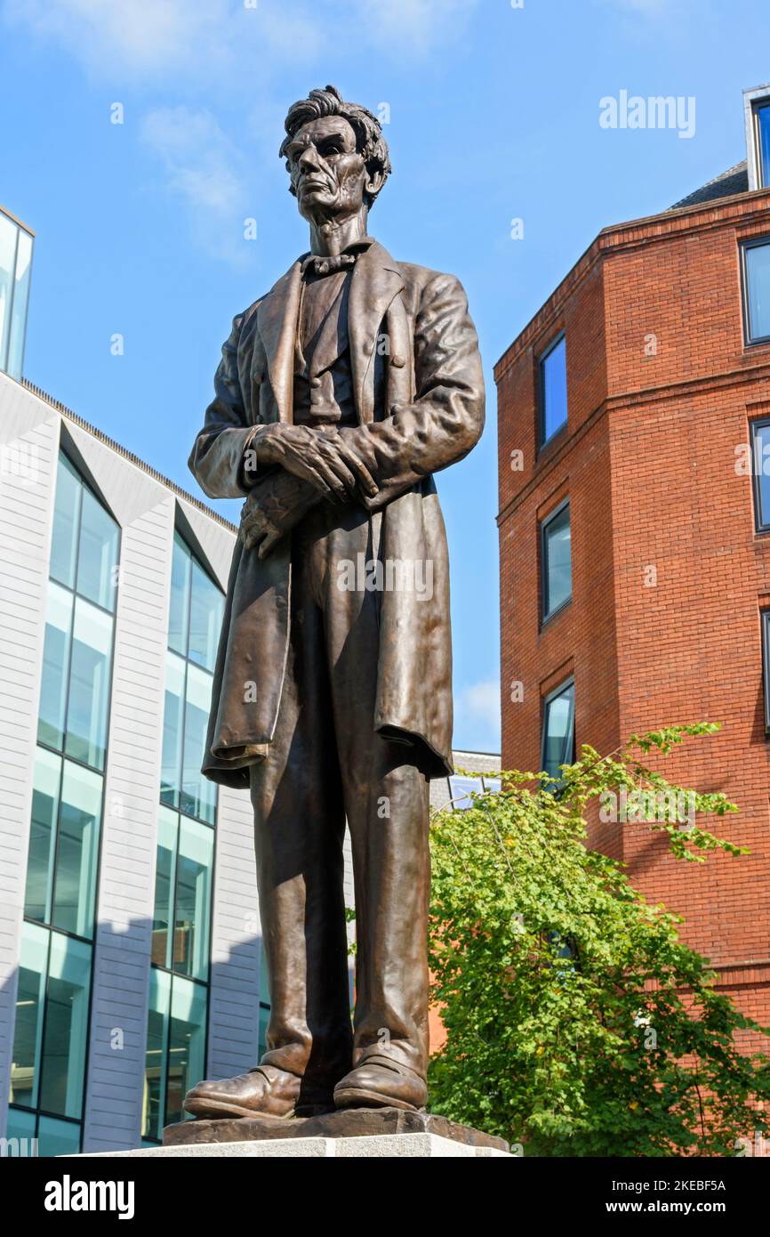 Estatua del ex presidente de los Estados Unidos Abraham Lincoln, por George Grey Barnard, en Lincoln Square, Manchester, Inglaterra, Reino Unido Foto de stock