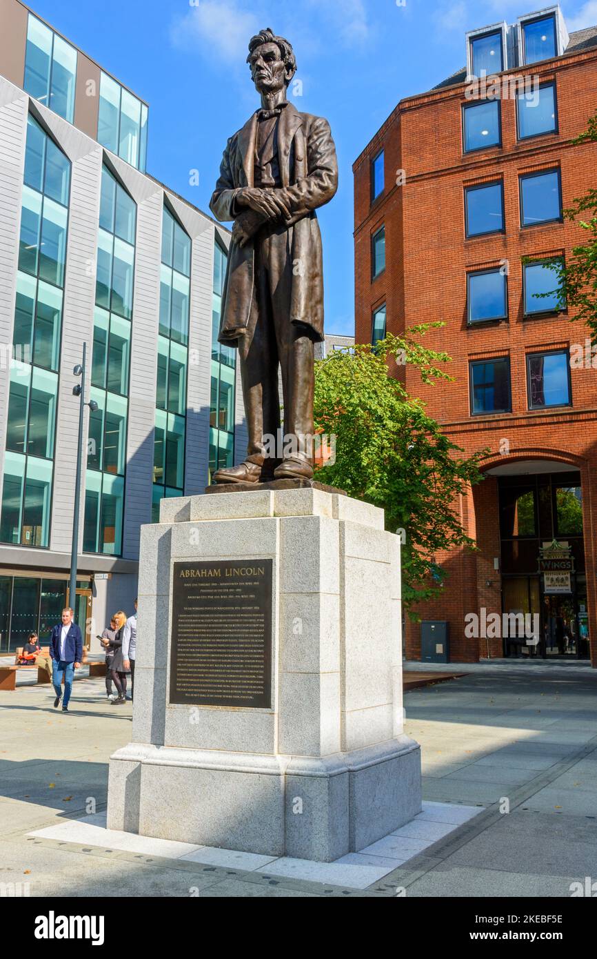 Estatua del ex presidente de los Estados Unidos Abraham Lincoln, por George Grey Barnard, en Lincoln Square, Manchester, Inglaterra, Reino Unido Foto de stock