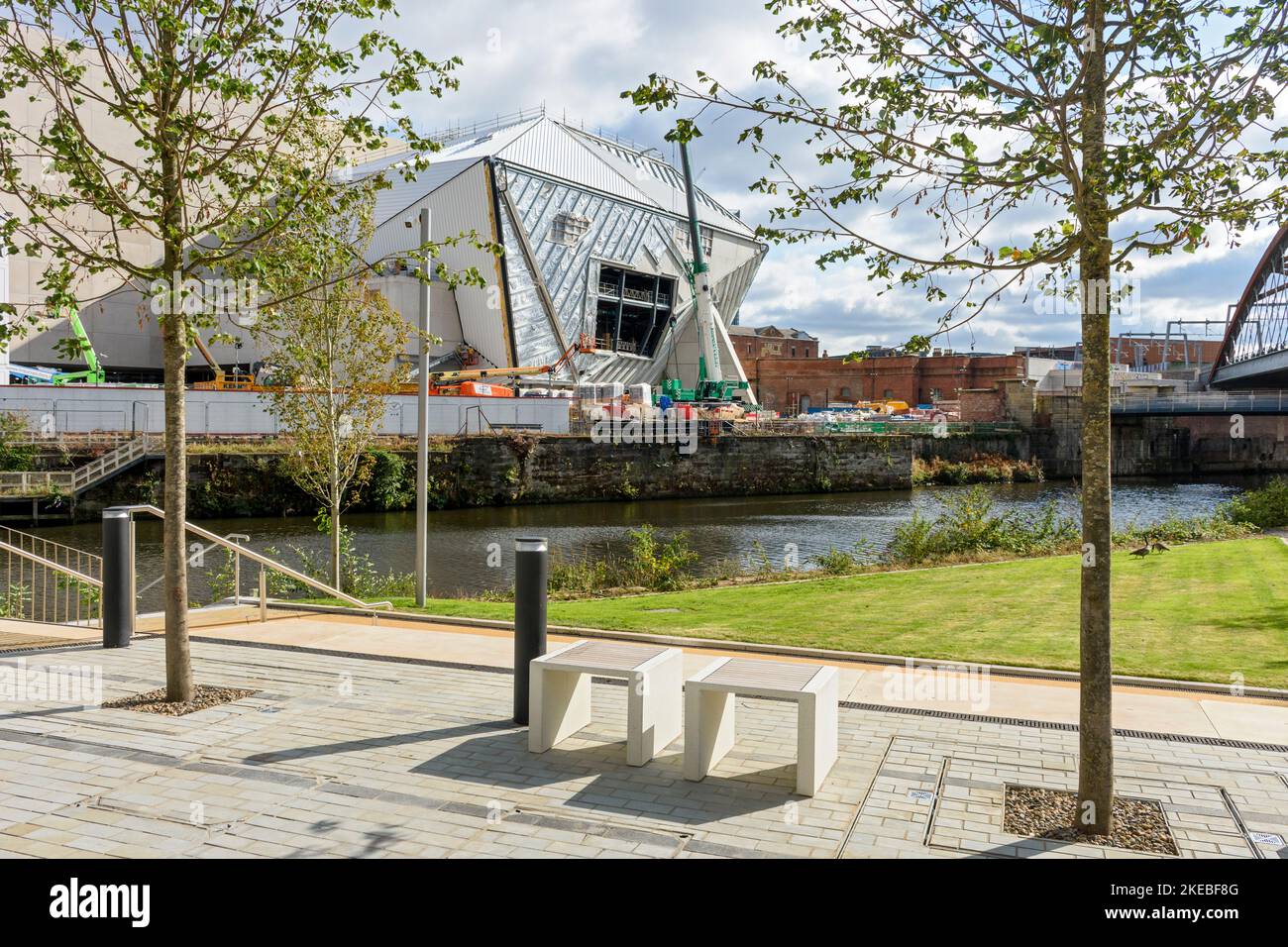 El edificio de artes de la fábrica en construcción el 2022 de septiembre, sobre el río Irwell. St. John's, Manchester, Inglaterra, Reino Unido Foto de stock