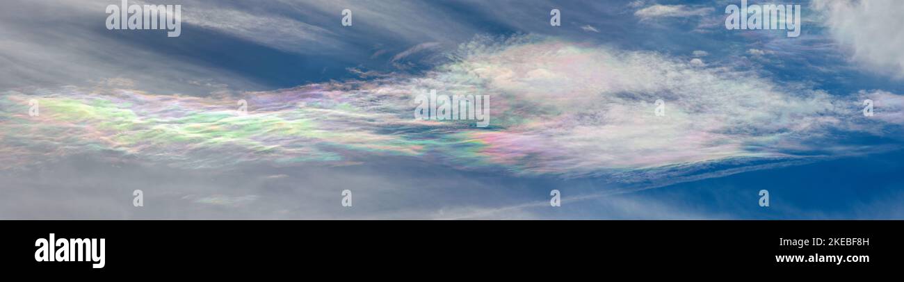 Nube iridiscente de colores sobre Tameside, Gran Manchester, Inglaterra, Reino Unido Foto de stock