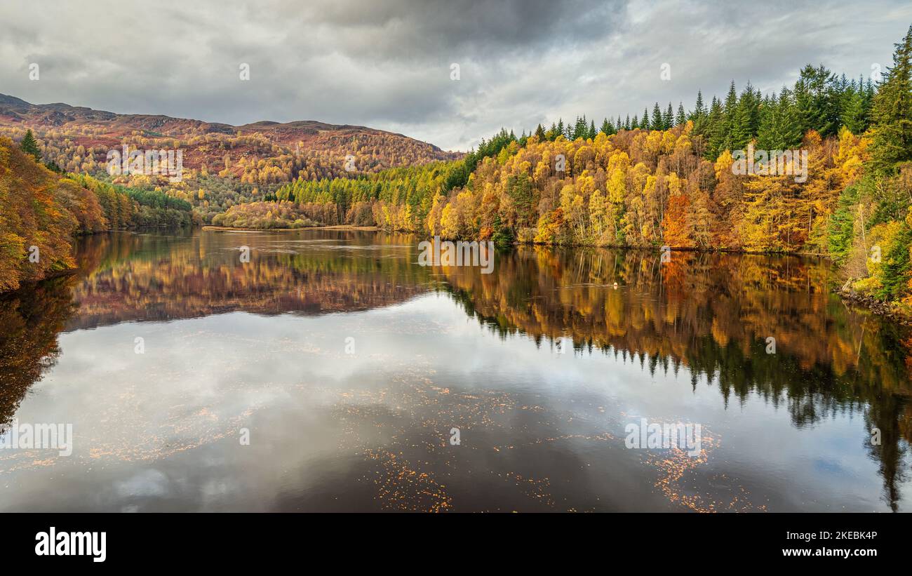 Loch Faskally colores otoñales en ScotlandWater Foto de stock
