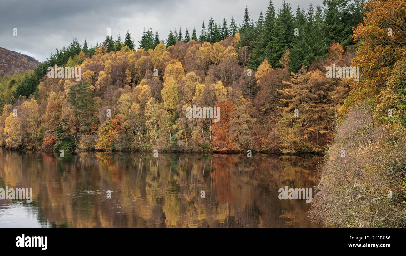 Loch Faskally colores otoñales en ScotlandWater Foto de stock