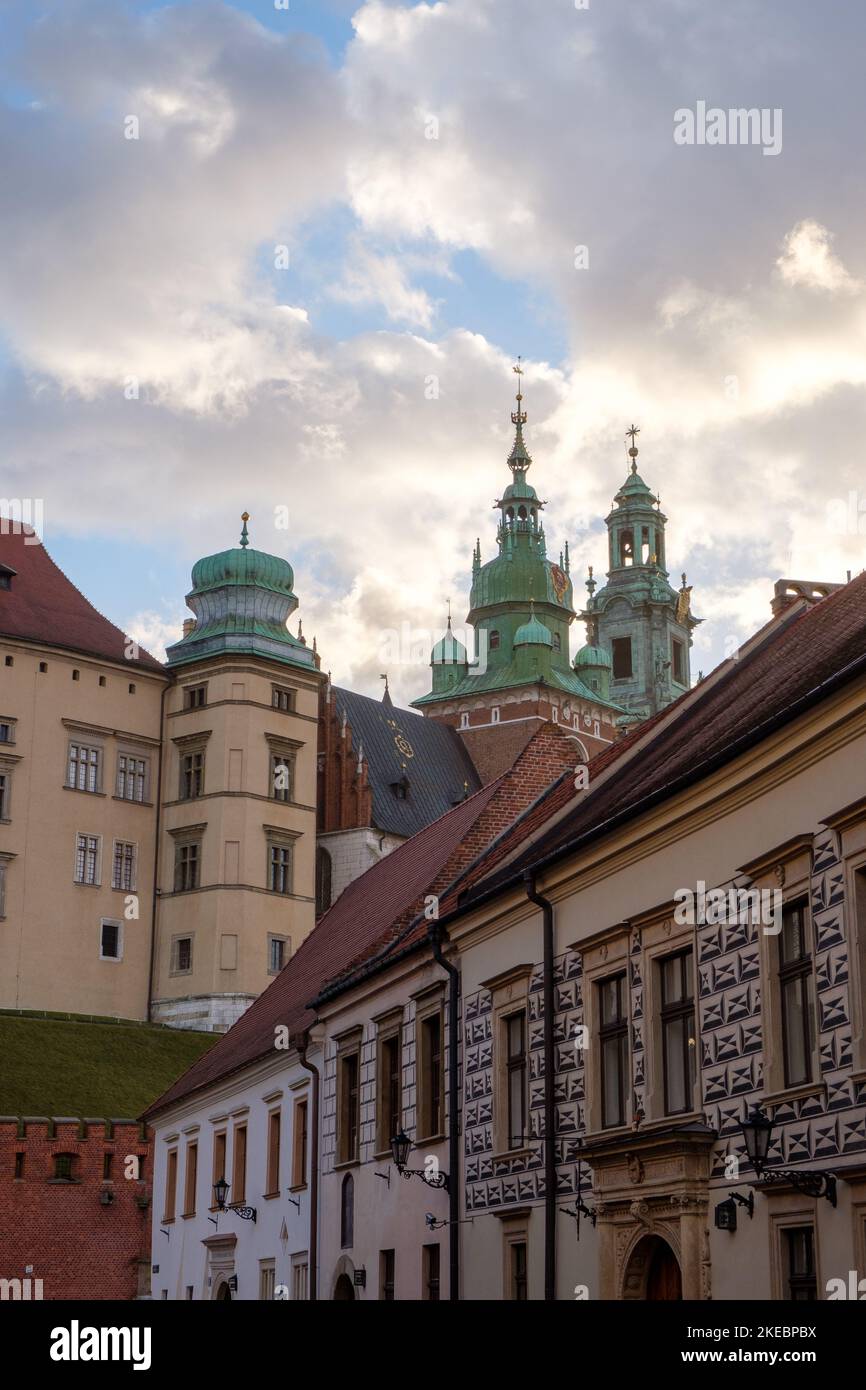 Cracovia - vista de los edificios antiguos y el Castillo Real de Wawel Foto de stock