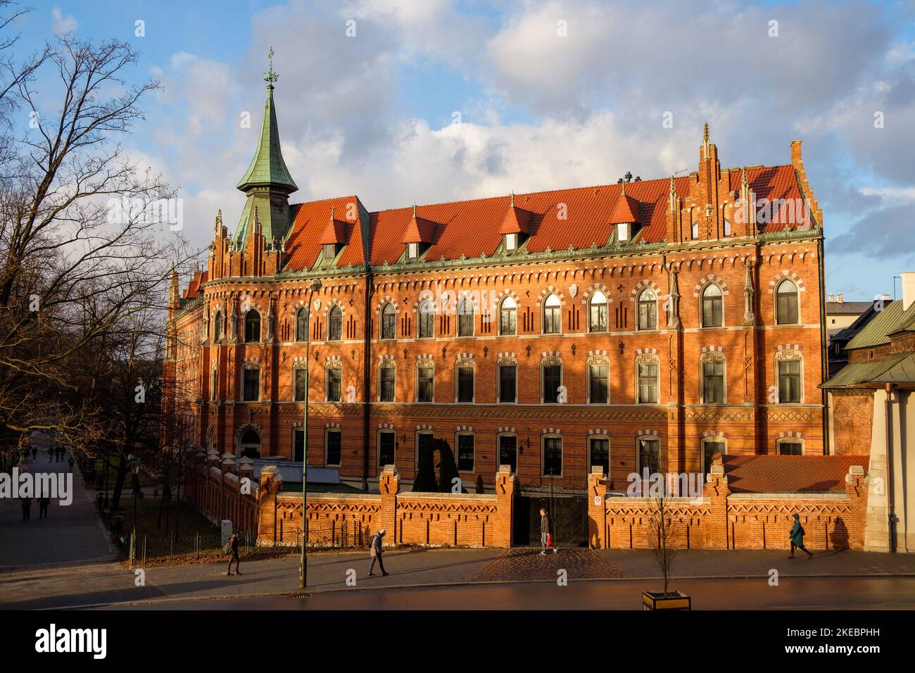 Cracovia POLONIA - Un antiguo edificio destacado por la puesta de sol Foto de stock