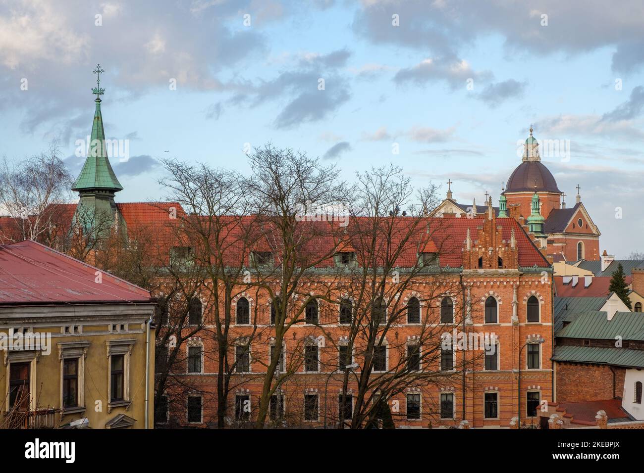 Casco antiguo de Cracovia - un gran edificio de ladrillo con techo rojo Foto de stock