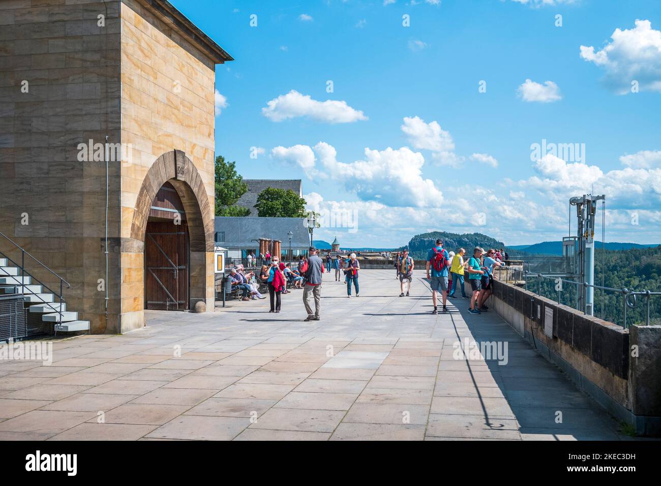 Königstein Castillo Elbe Sandstone montañas en la Suiza sajona en verano Foto de stock