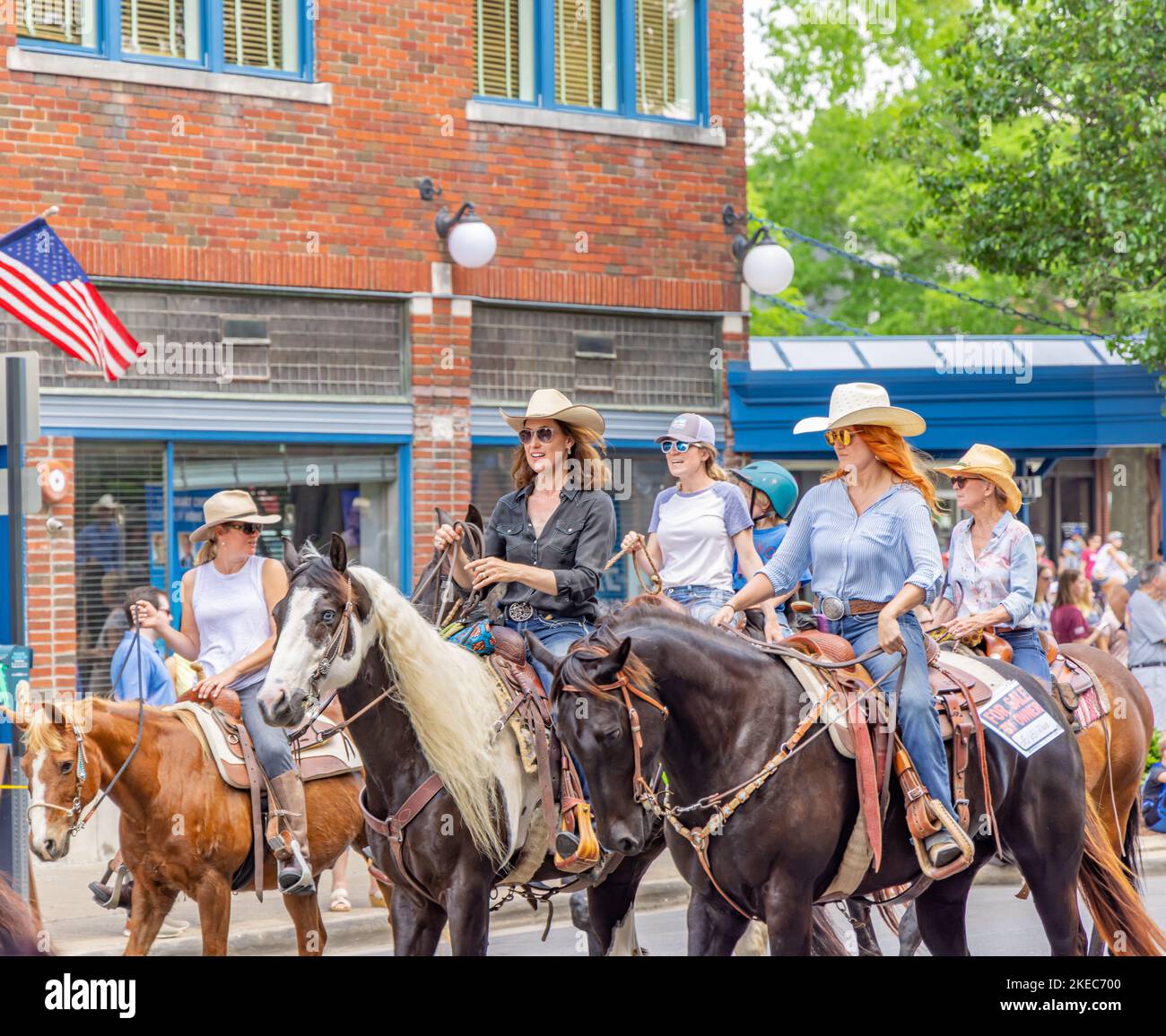 Grupo de mujeres montando caballos en el Desfile del Rodeo de Franklin Foto de stock