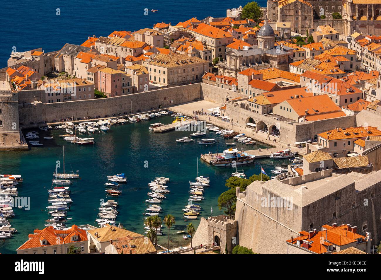 DUBROVNIK, CROACIA, EUROPA - Vista aérea del puerto en la ciudad amurallada de Dubrovnik, vista aérea, en la costa Dalmation. Foto de stock