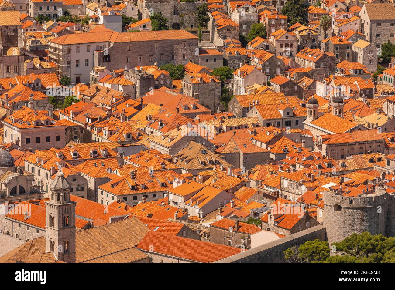 DUBROVNIK, CROACIA, EUROPA - Vista aérea de los tejados de color naranja en la ciudad amurallada de Dubrovnik, en la costa de Dalmation. Foto de stock