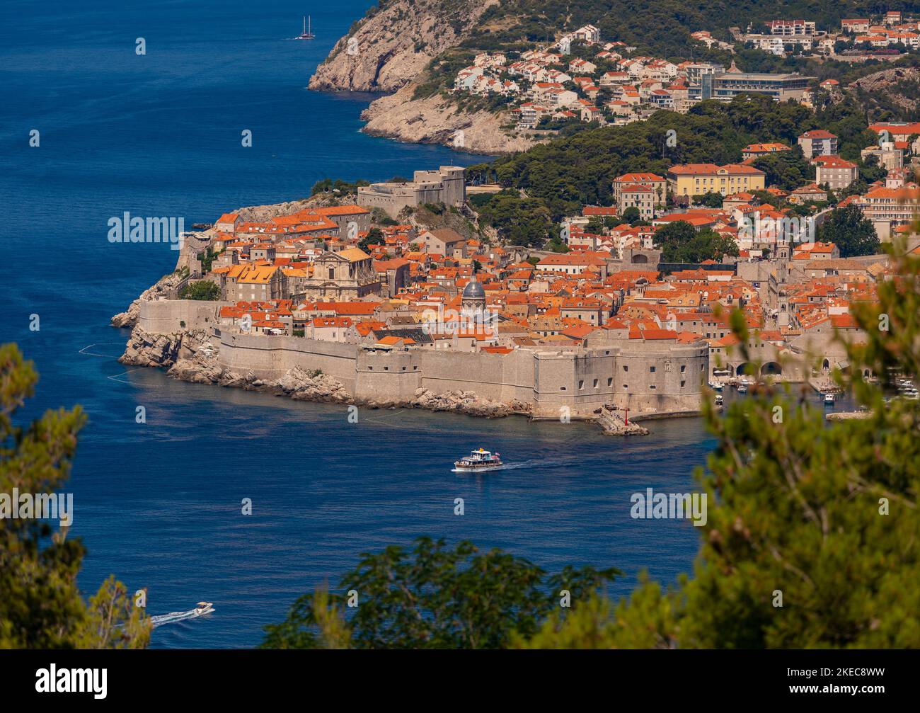DUBROVNIK, CROACIA, EUROPA - Vista aérea de la ciudad amurallada de Dubrovnik en la costa Dalmation. Foto de stock