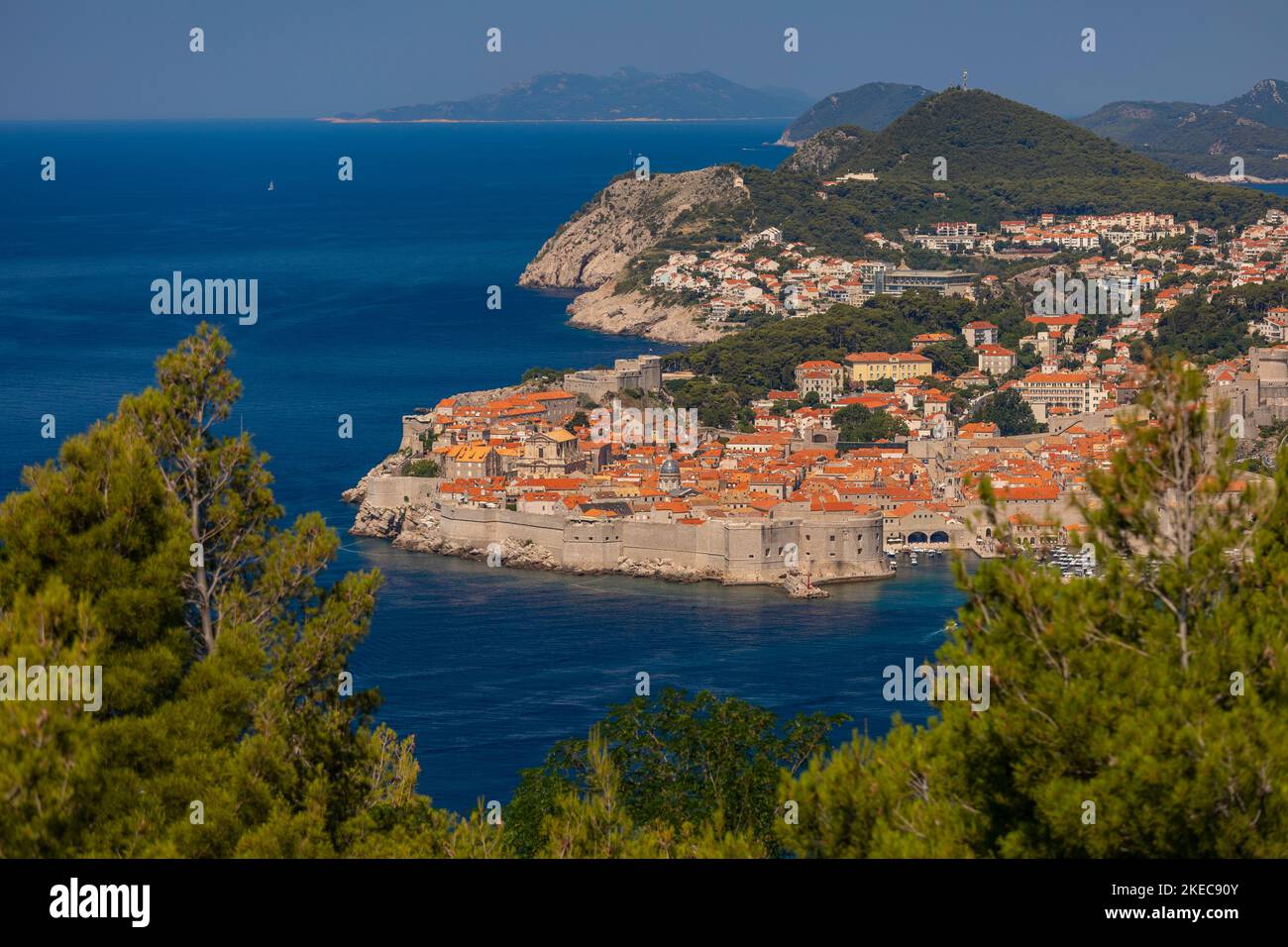 DUBROVNIK, CROACIA, EUROPA - Vista aérea de la ciudad amurallada de Dubrovnik en la costa Dalmation. Foto de stock