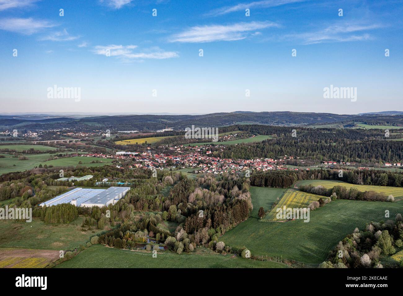 Alemania, Turingia, Schleusingen, Hinternah, edificio de la empresa, Pueblo, bosque, campos, Schleusingen en el fondo, la visión general, vista aérea Foto de stock